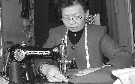 从上世纪80年代的喇叭裤到如今的新潮韩版装 流行服装从财西街穿出来_新闻中心_新浪网